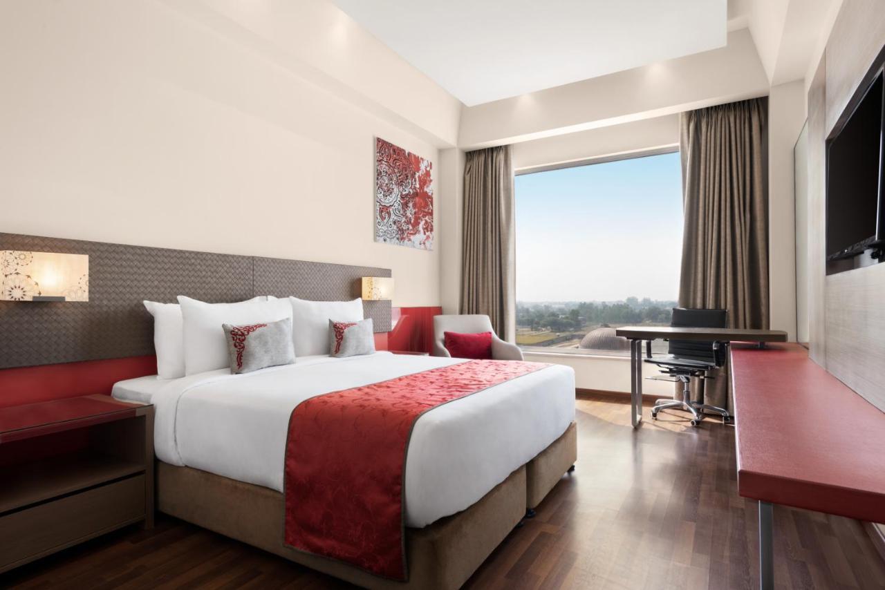 Ramada By Wyndham Lucknow Hotel And Convention Center מראה חיצוני תמונה