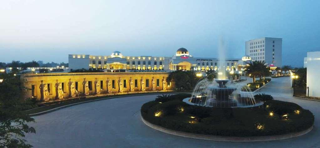 Ramada By Wyndham Lucknow Hotel And Convention Center מראה חיצוני תמונה