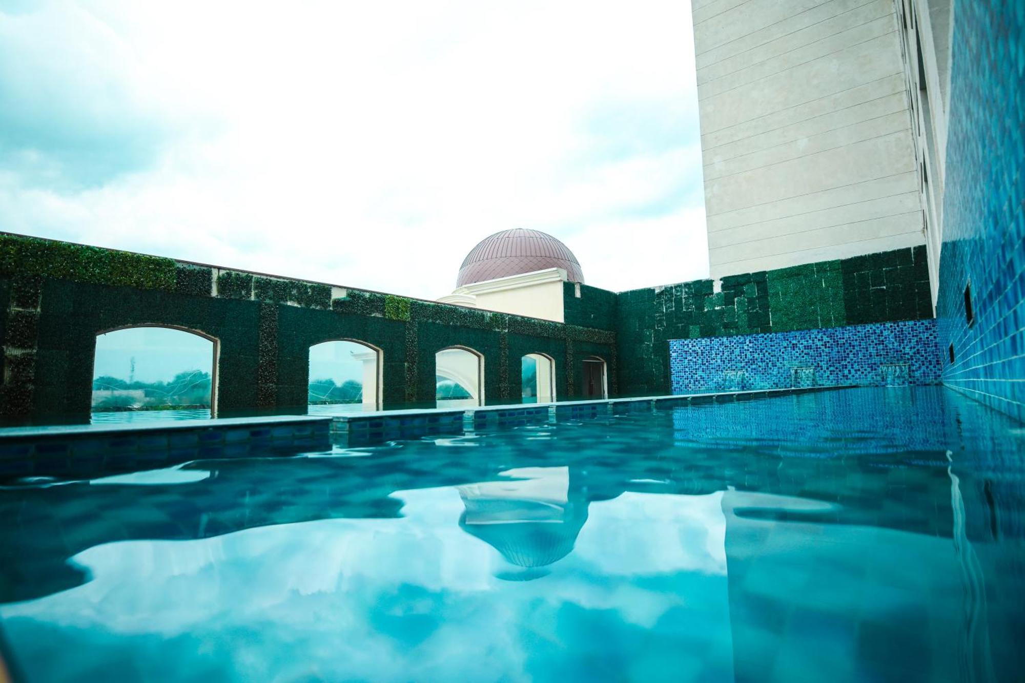 Ramada By Wyndham Lucknow Hotel And Convention Center מראה חיצוני תמונה