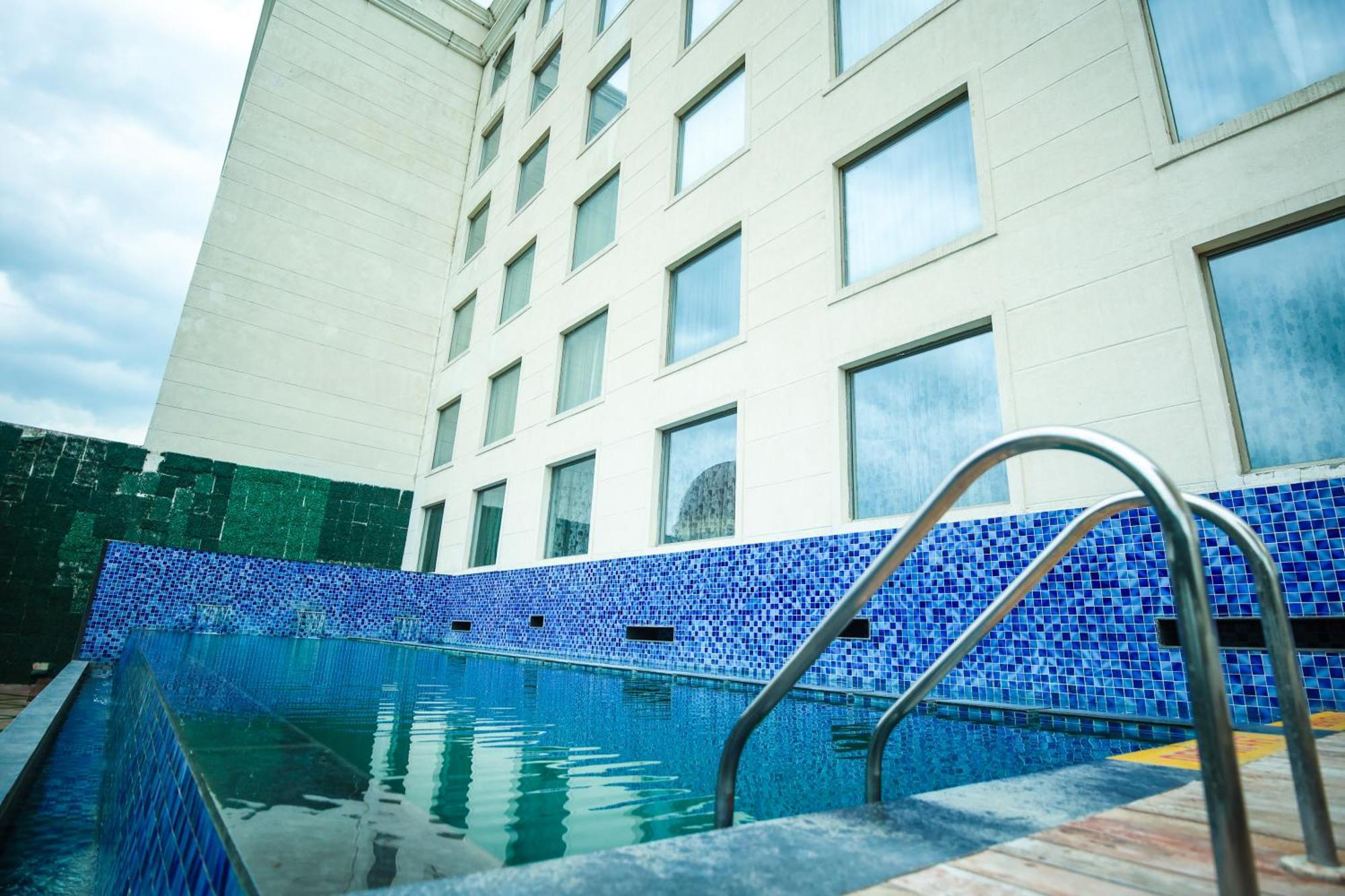 Ramada By Wyndham Lucknow Hotel And Convention Center מראה חיצוני תמונה