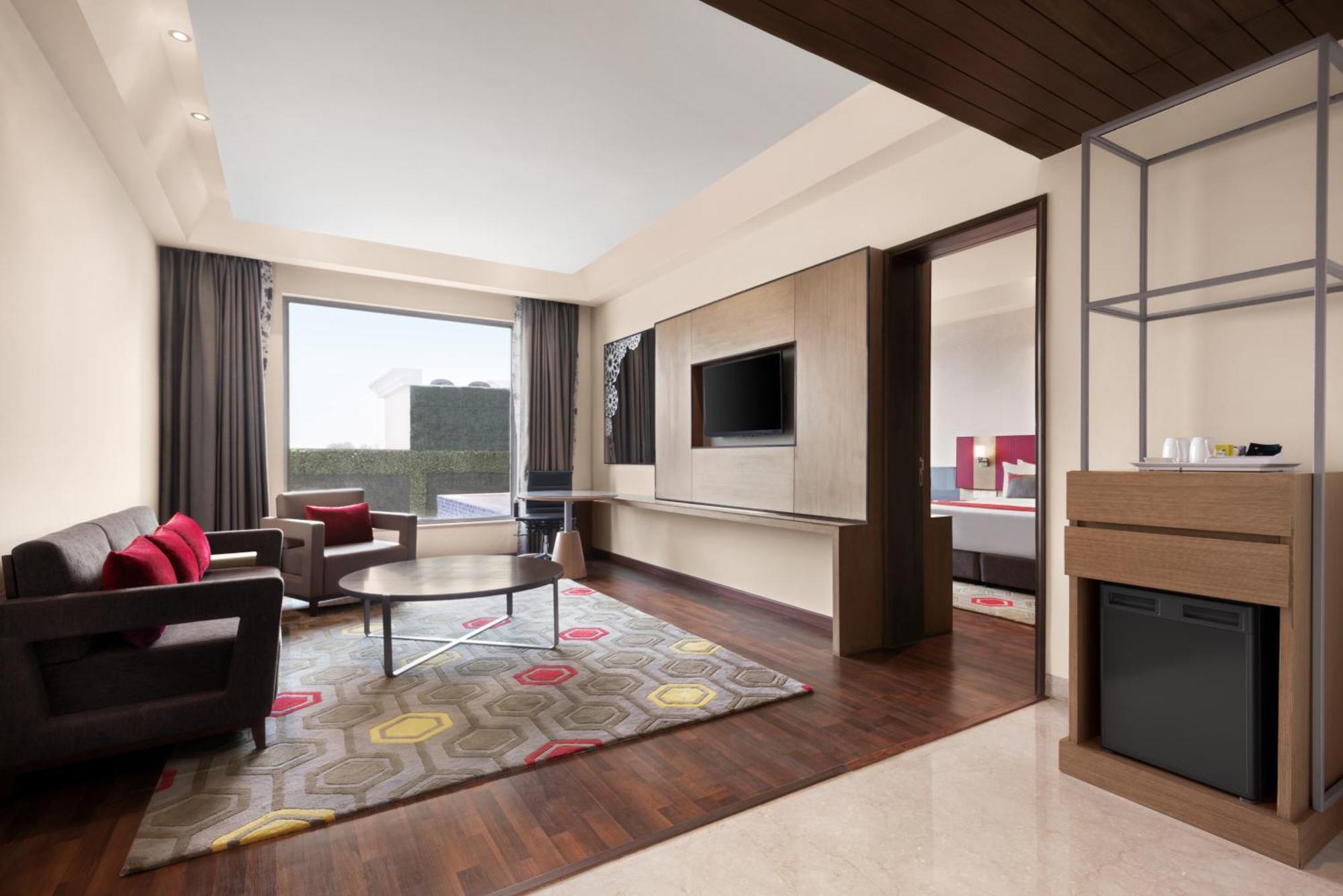 Ramada By Wyndham Lucknow Hotel And Convention Center מראה חיצוני תמונה
