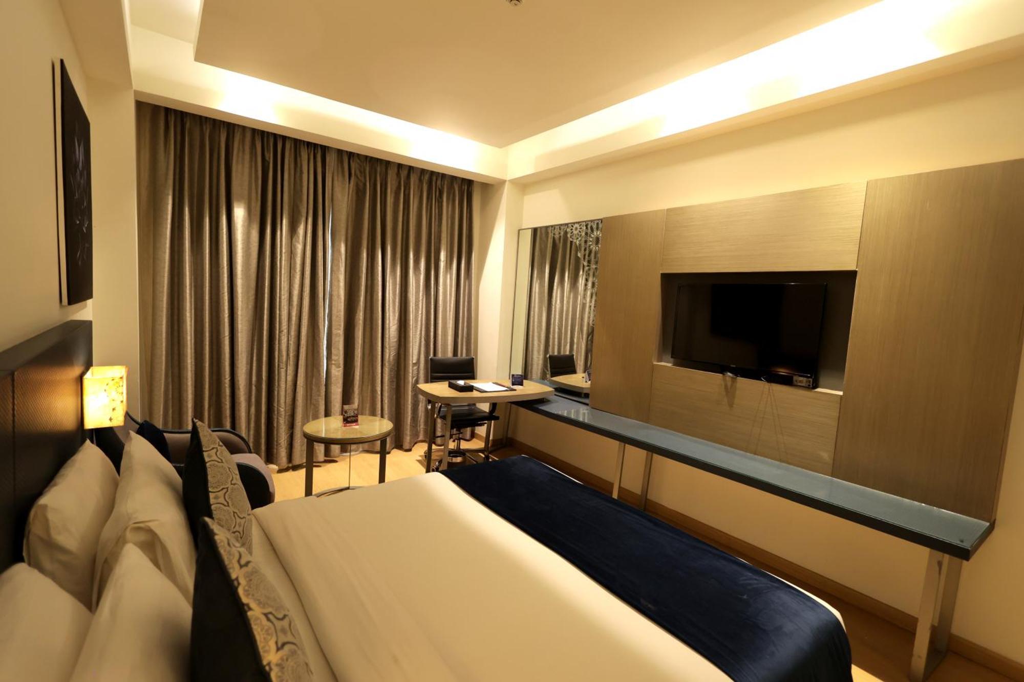Ramada By Wyndham Lucknow Hotel And Convention Center מראה חיצוני תמונה