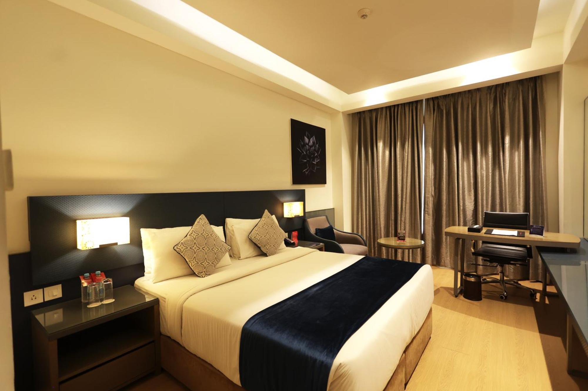 Ramada By Wyndham Lucknow Hotel And Convention Center מראה חיצוני תמונה