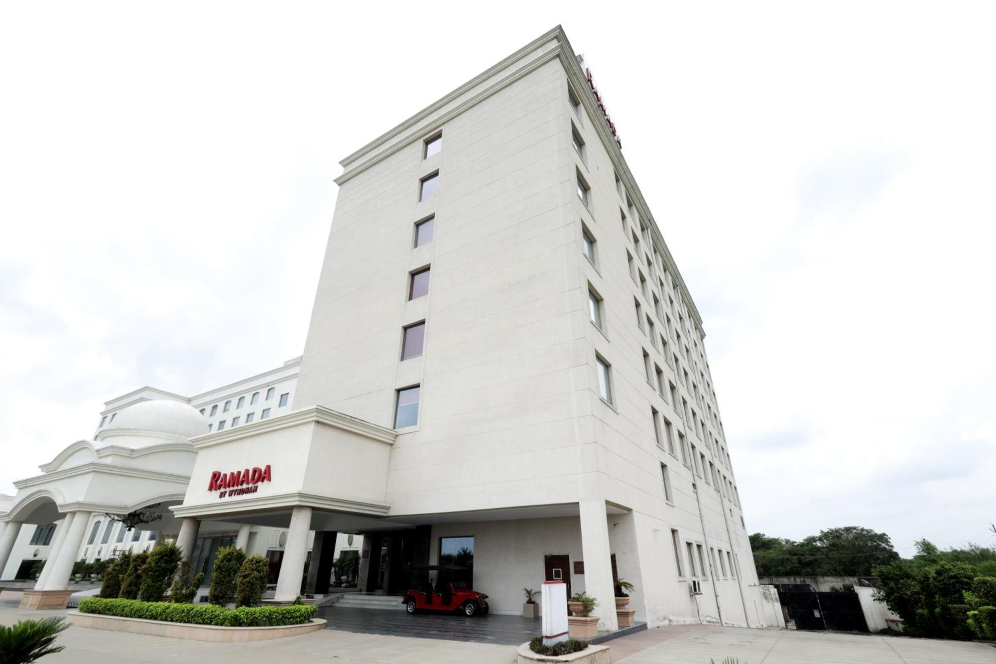 Ramada By Wyndham Lucknow Hotel And Convention Center מראה חיצוני תמונה