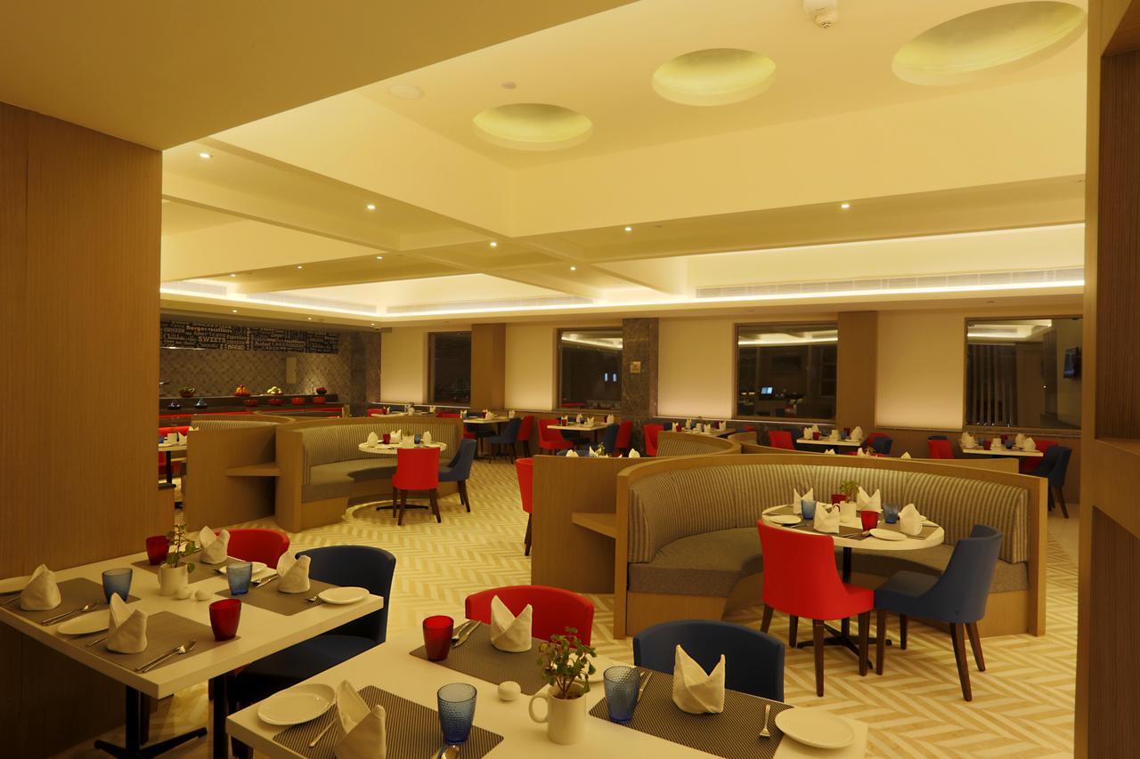 Ramada By Wyndham Lucknow Hotel And Convention Center מראה חיצוני תמונה