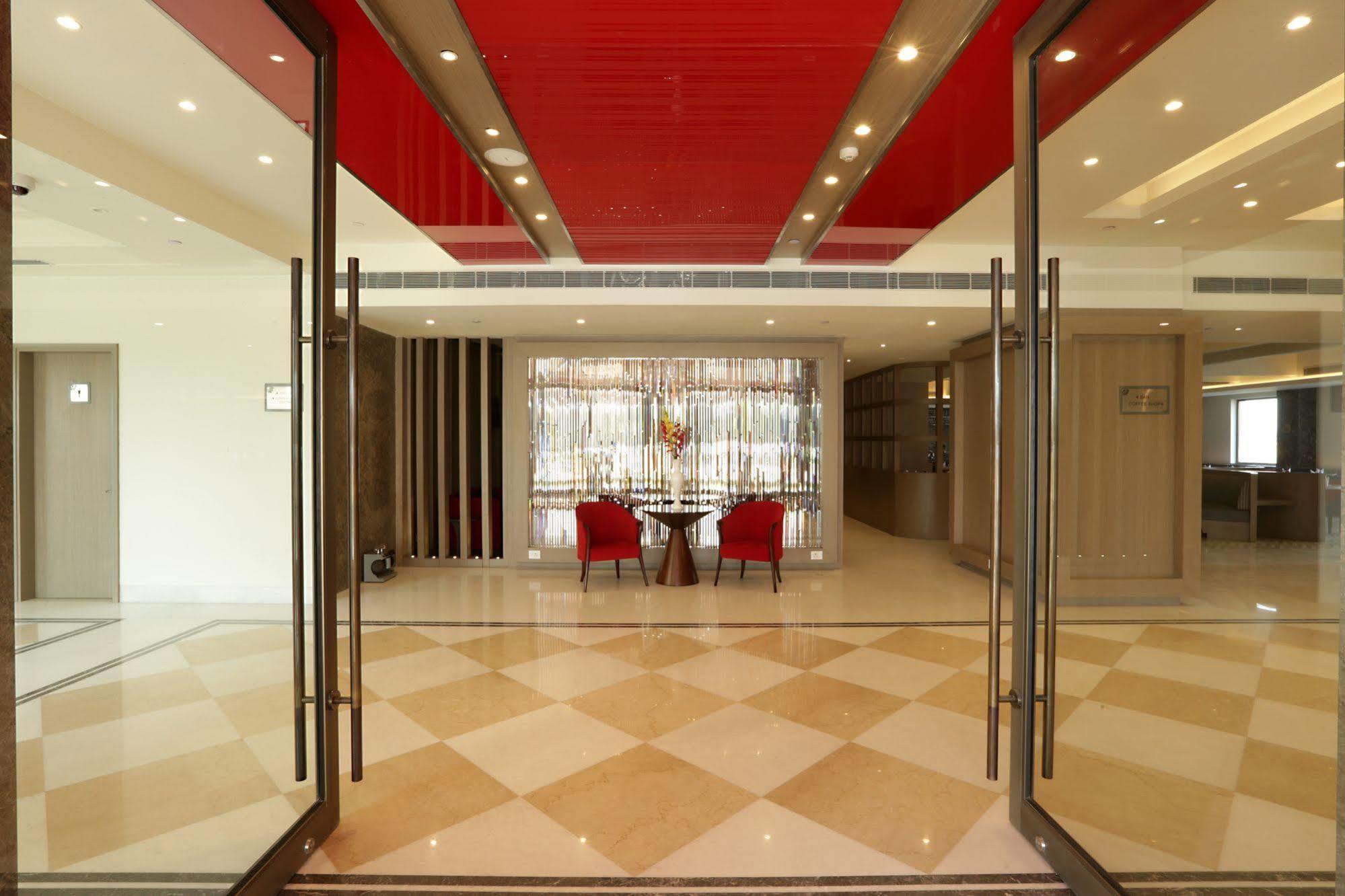 Ramada By Wyndham Lucknow Hotel And Convention Center מראה חיצוני תמונה