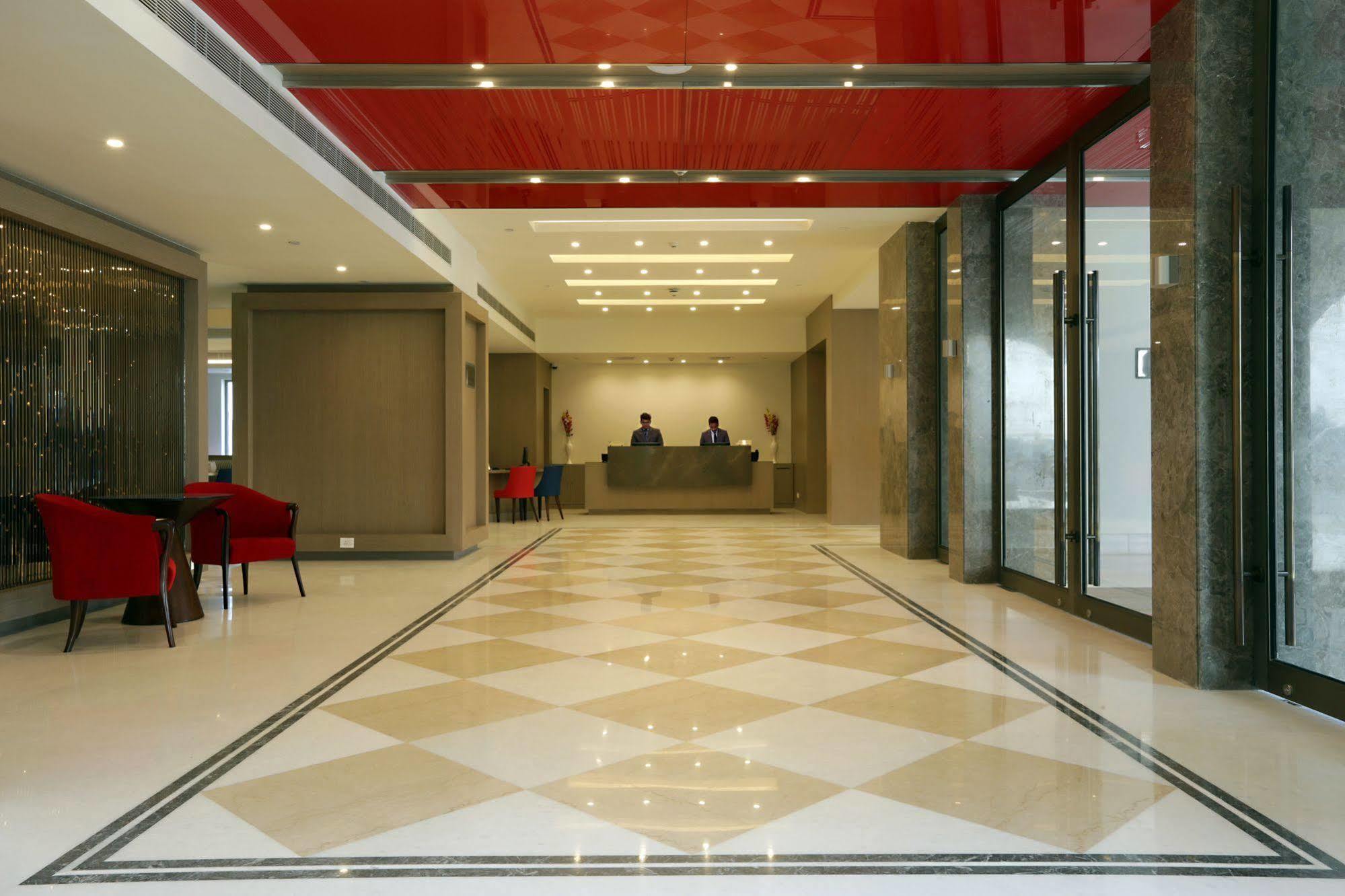 Ramada By Wyndham Lucknow Hotel And Convention Center מראה חיצוני תמונה