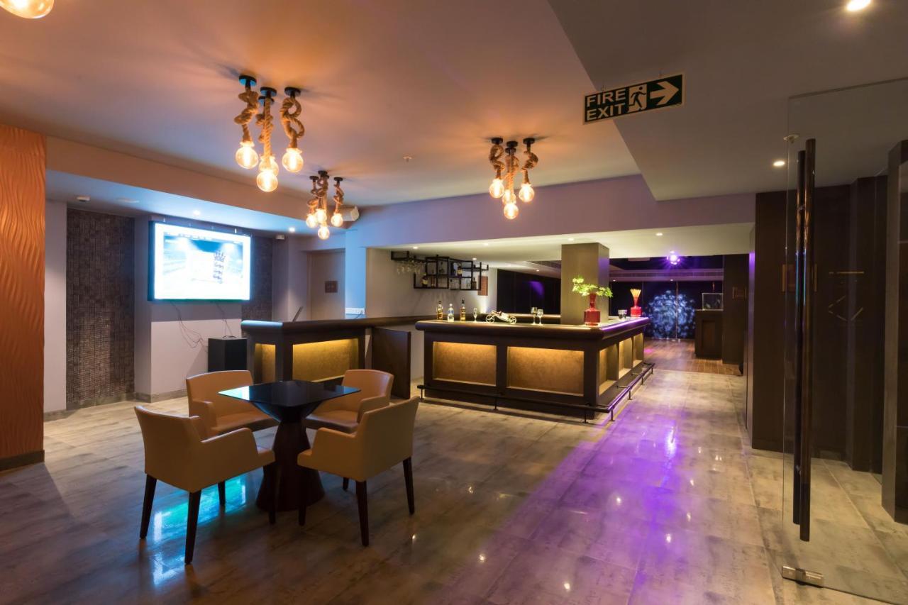 Ramada By Wyndham Lucknow Hotel And Convention Center מראה חיצוני תמונה