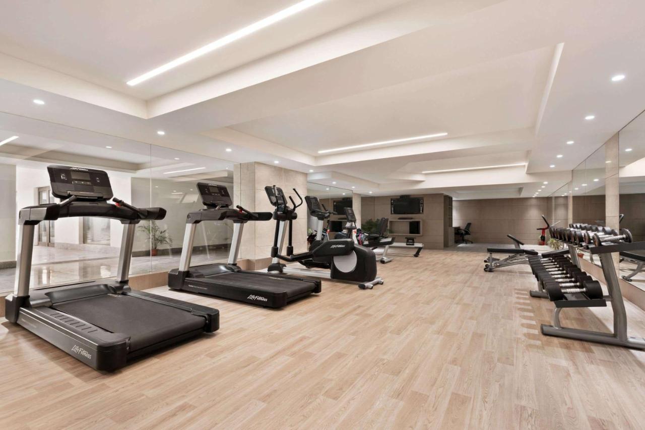 Ramada By Wyndham Lucknow Hotel And Convention Center מראה חיצוני תמונה