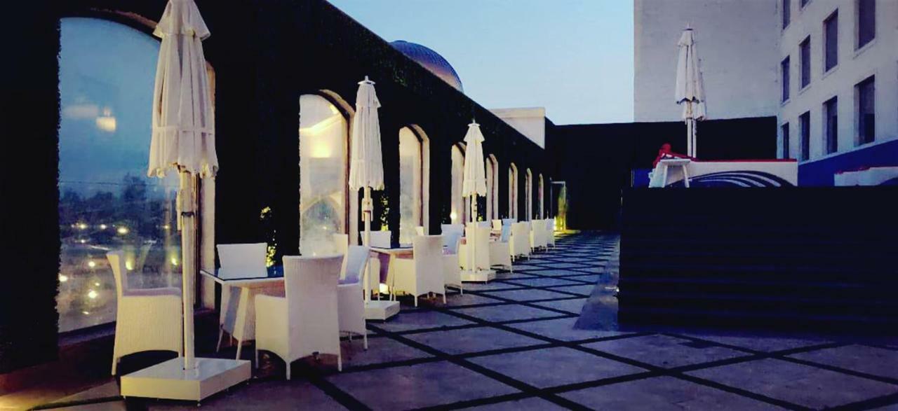 Ramada By Wyndham Lucknow Hotel And Convention Center מראה חיצוני תמונה